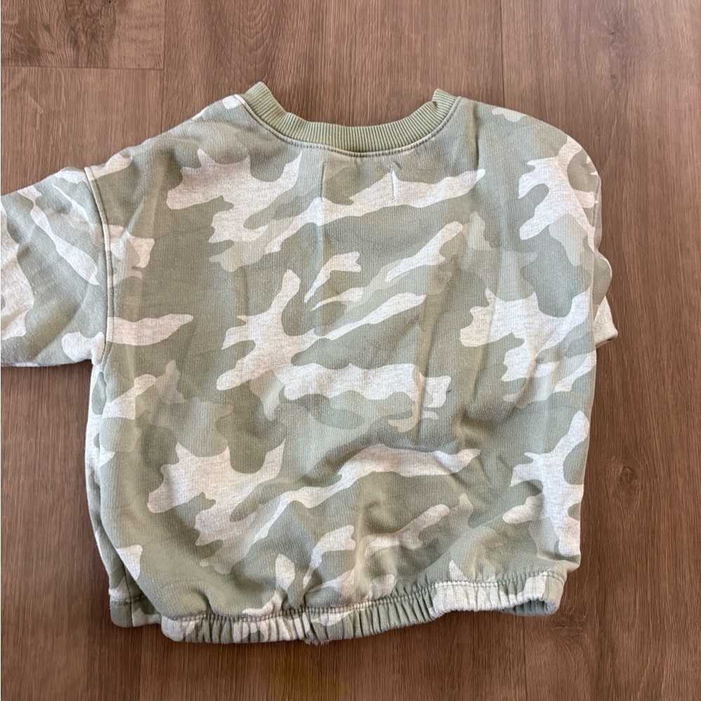 Camo Long Sleeve Cinch hem Sweatshirt with Pink Heart- size 2T - Picture 2 of 3